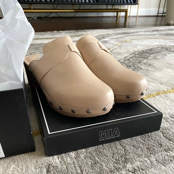 NWT MIA Leather
Slide On Heeled Clogs - Picture 4 of 5